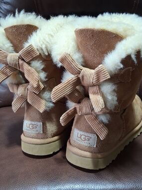 UGG Bailey Corduroy Bows Size 6 Womens
